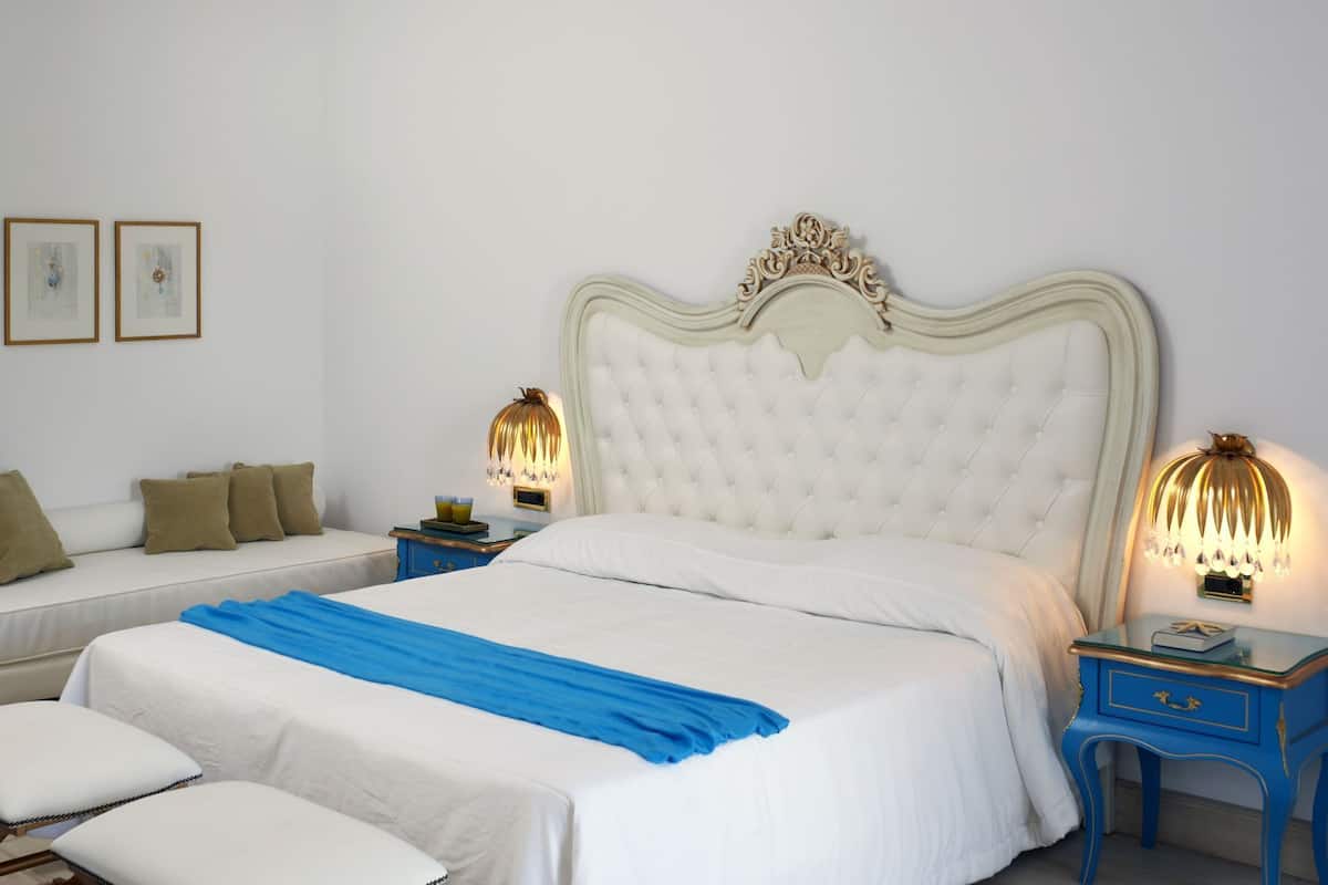 Free minibar, in-room safe, blackout drapes, soundproofing