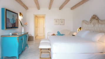Un dormitorio con cama, cómoda, banco y puerta.