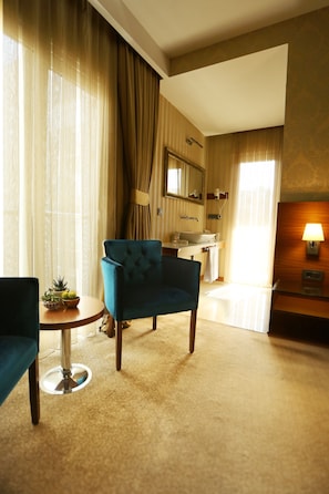 2 bedrooms, premium bedding, free minibar items, in-room safe