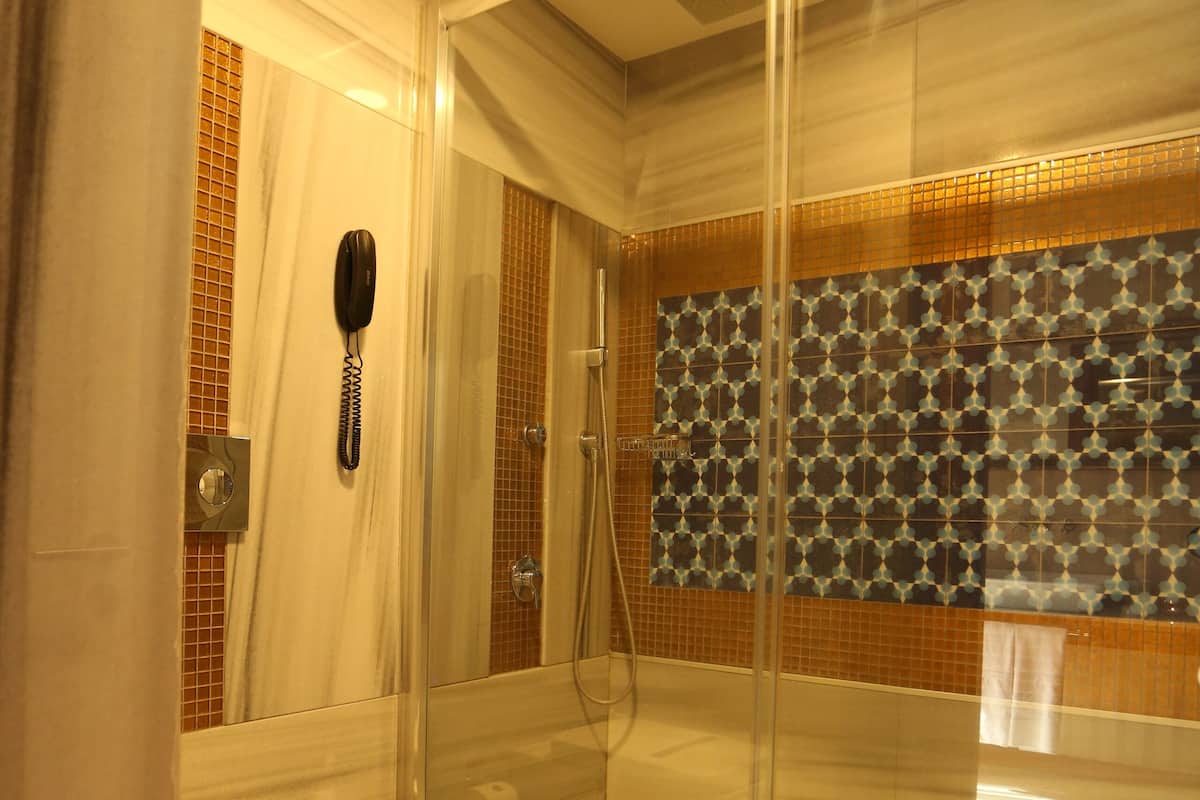 Deluxe-Zimmer, Stadtblick | Dusche im Bad