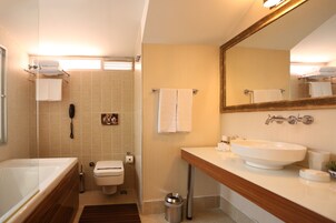 Un baño moderno con bañera, inodoro y lavamanos.