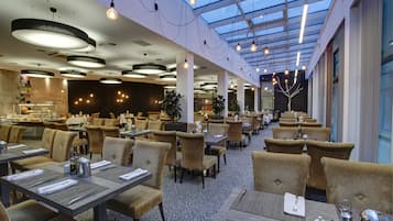 Daily buffet breakfast (PLN 85 per person)
