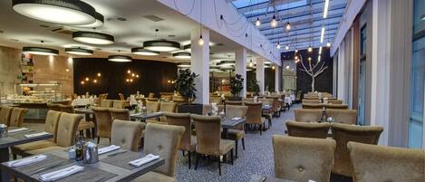 Se ofrece un desayuno bufé (85 PLN por persona)