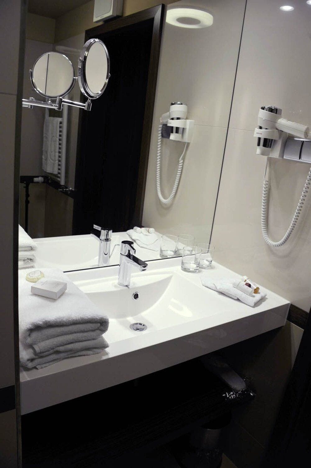 standard single room | premium bedding, minibar, in-room safe, desk