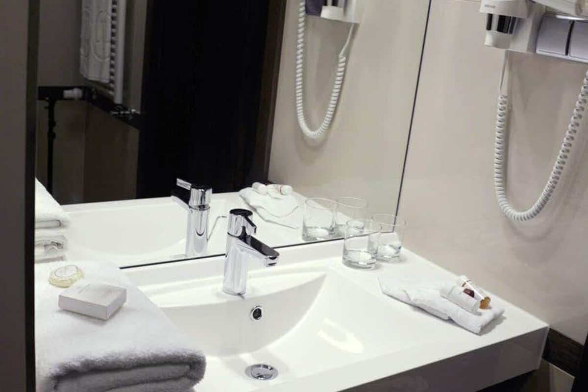 standard single room | premium bedding, minibar, in-room safe, desk