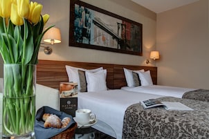 Ylelliset vuodevaatteet, minibaari, tallelokero huoneessa, työpöytä