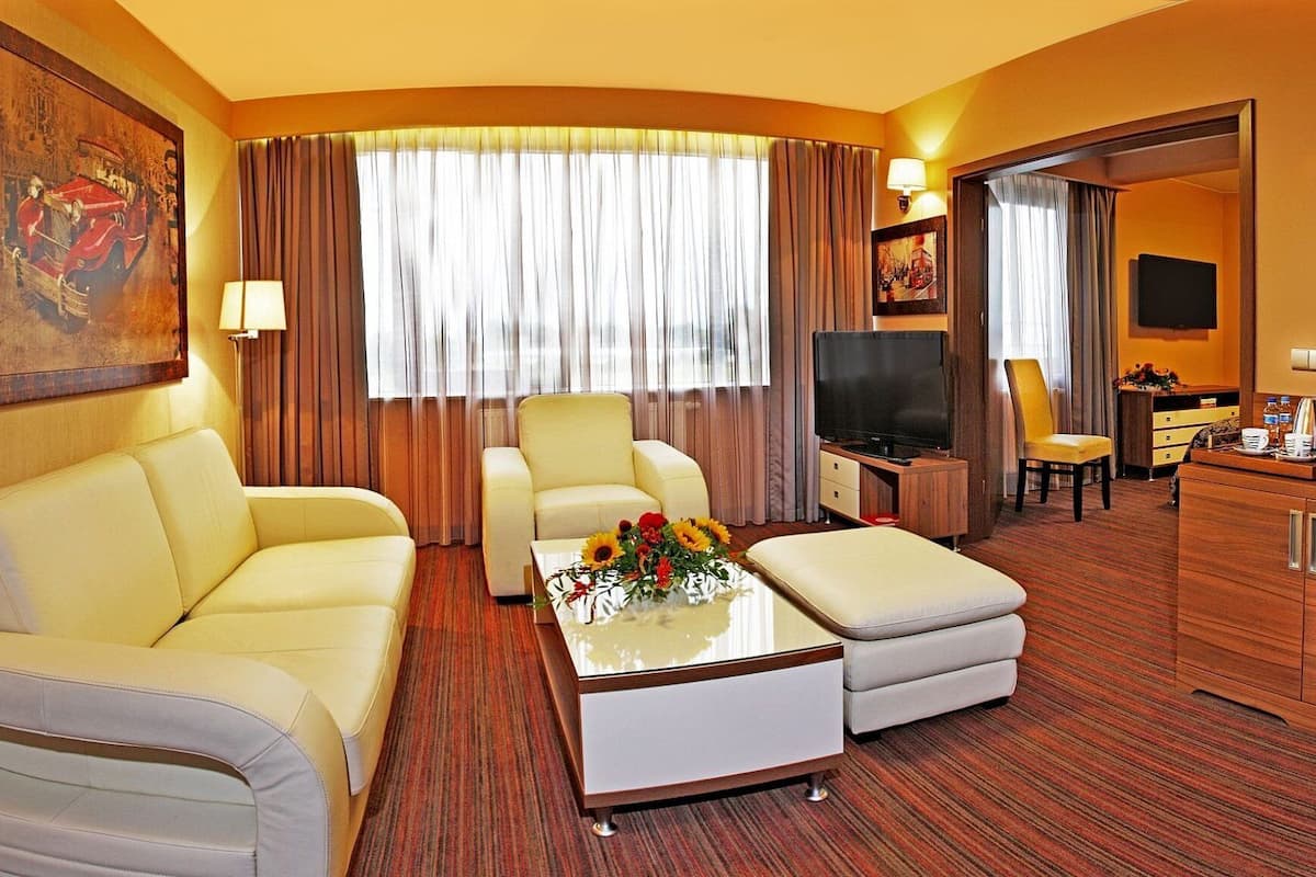 premium bedding, minibar, in-room safe, desk