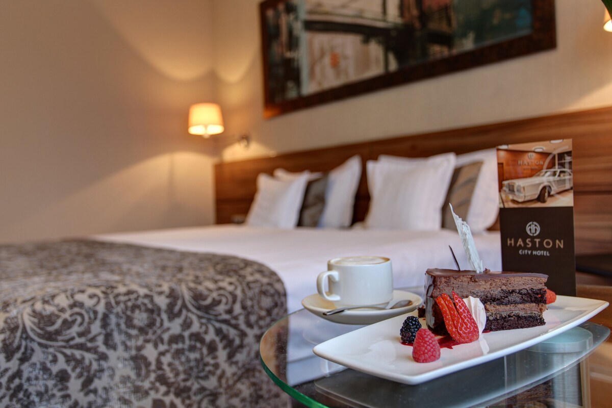 Premium bedding, minibar, in-room safe, desk