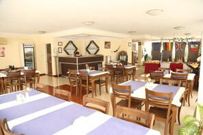 تقديم الإفطار والغداء والعشاء