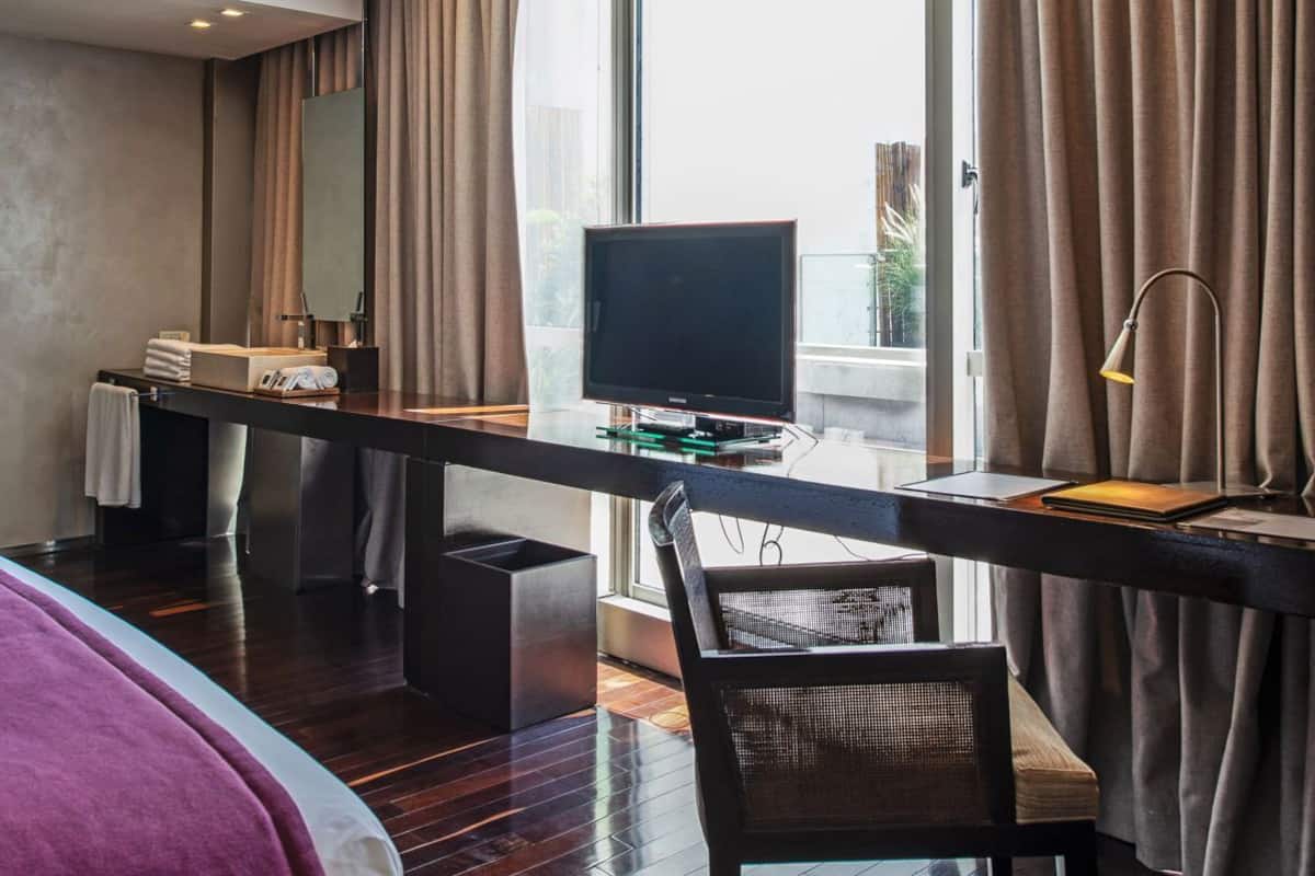 羽毛の掛け布団、ミニバー、セーフティボックス (室内)、デスク