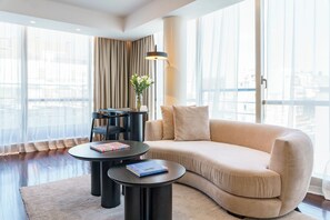 Cubrecamas, minibar, caja de seguridad en la habitación y escritorio 