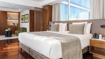 Copriletto in piuma, minibar, cassaforte in camera, una scrivania