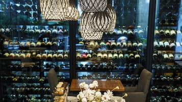 朝食 (フル ブレックファスト)、毎日提供 (無料)