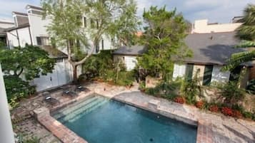 Utomhuspool och solstolar