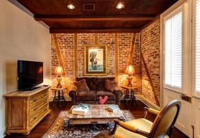 Audubon Cottage 1 | Premium bedding, pillowtop beds, free minibar, in-room safe