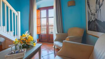 Habitación doble superior | Área de sala de estar | Televisión de pantalla plana