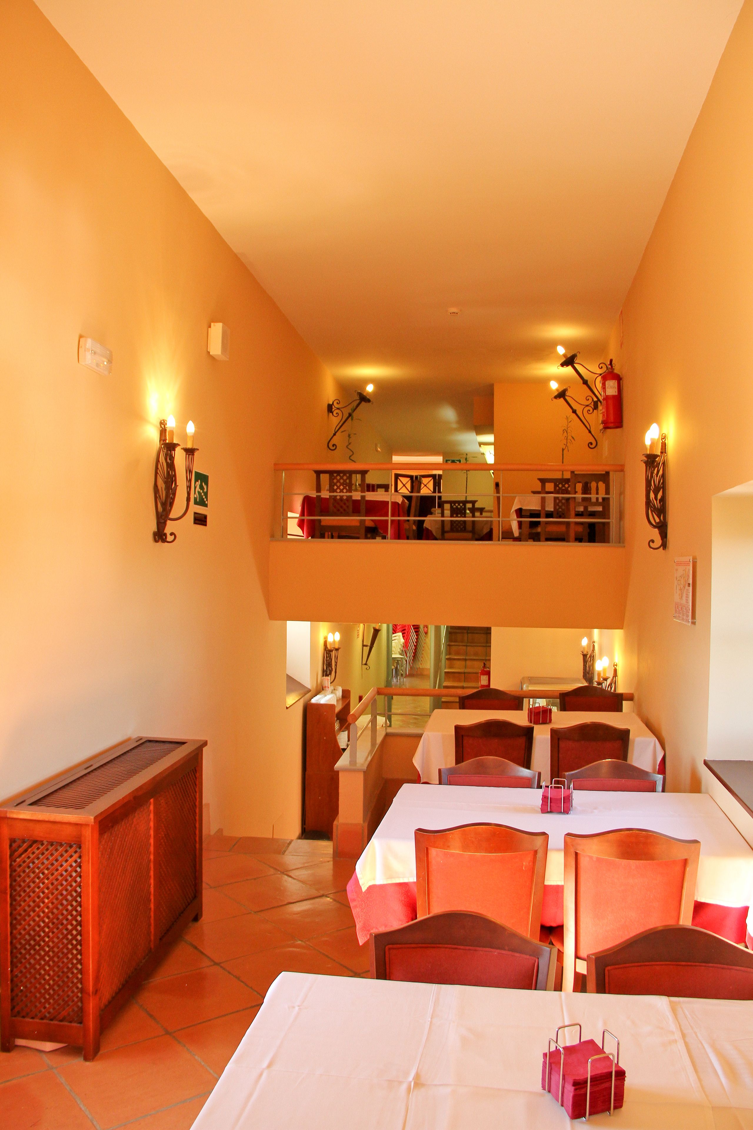 Petit déjeuner buffet (9 EUR par personne)