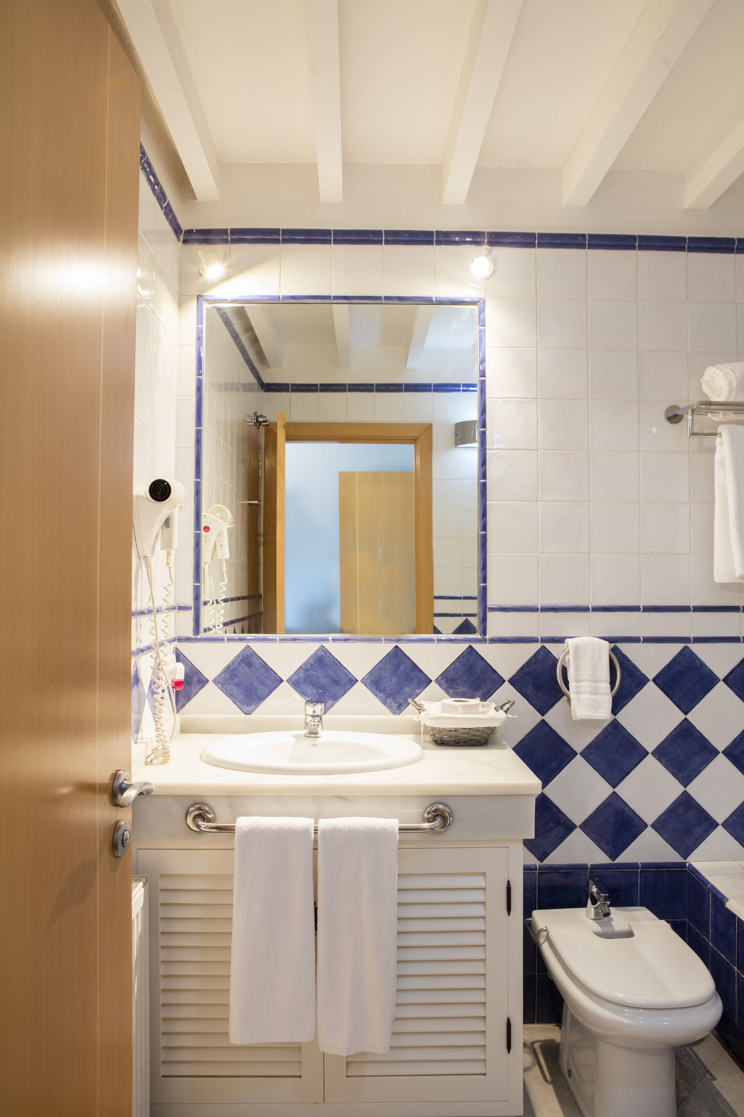 superior double room | bathroom | bathtub, deep-soaking bathtub, free toiletries, hair dryer
