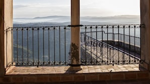 A stone balcony with a wrought iron railing overlooking a mountainous landscape. - TUGASA Castillo de Castellar (Castellar de la Frontera)