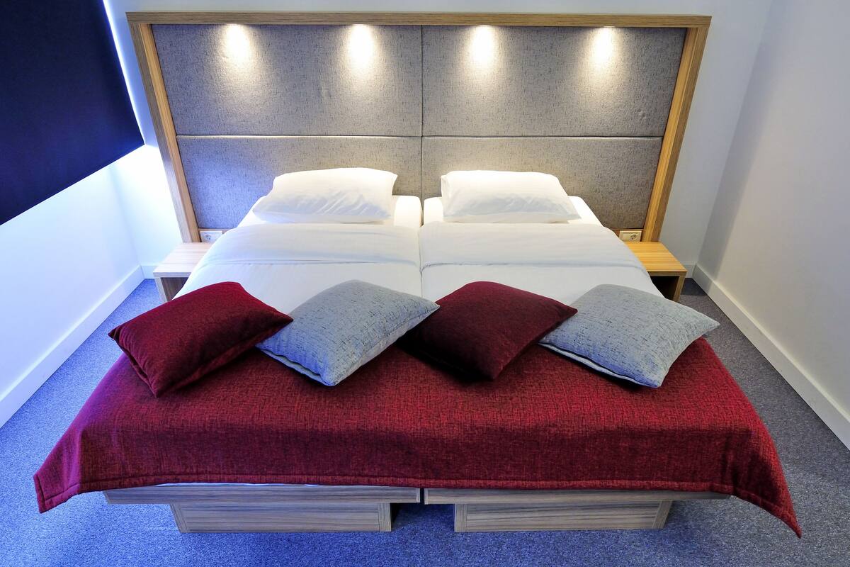 Caja de seguridad en la habitación y escritorio