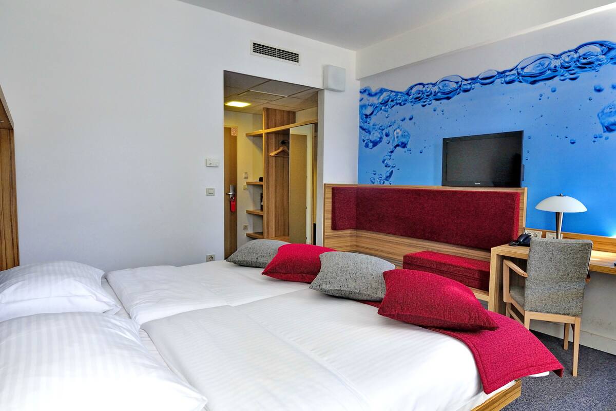 Double Room Single Use | In-room safe, desk, iron/ironing board, rollaway beds