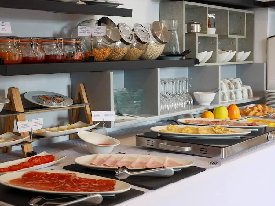 Petit déjeuner continental (9.0 EUR par personne)