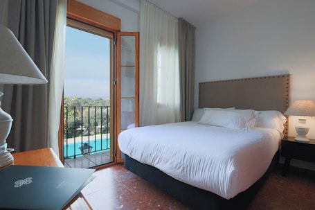 Standard Double Room | In-room safe, desk, free WiFi, bed sheets. TUGASA El Almendral