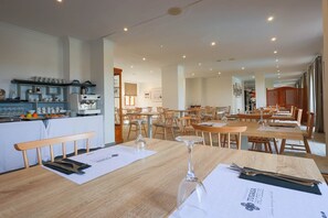 Kontinental frokost hver dag (EUR 9.0 per person)