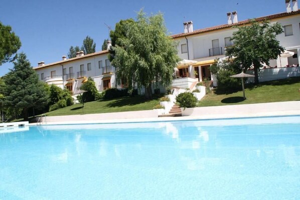 Piscina all'aperto, lettini