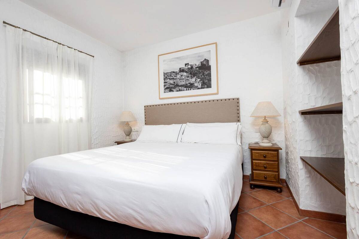 Premium bedding, minibar, desk, free WiFi