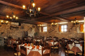 Breakfast, lunch and dinner served - TUGASA Hotel La Posada (Villaluenga del Rosario)