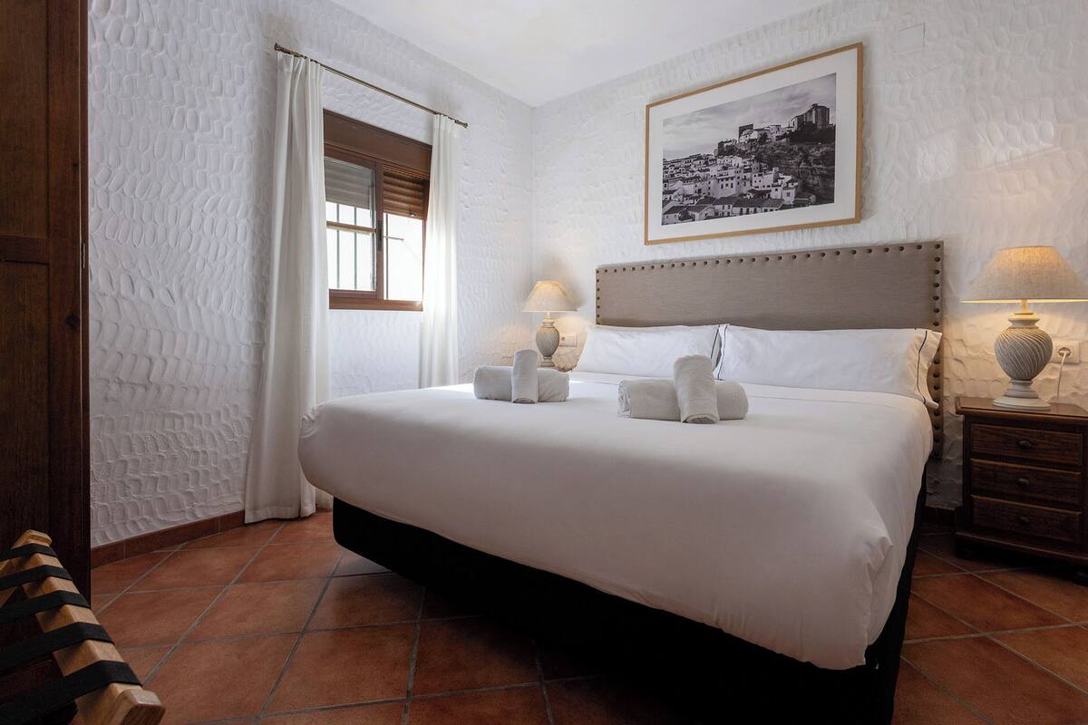 Premium bedding, minibar, desk, free WiFi