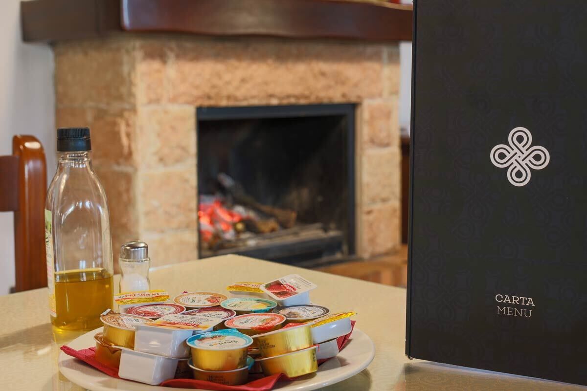 Daily continental breakfast (EUR 4 per person)