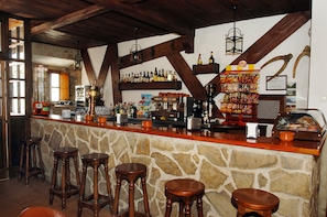 Bar (on property) - TUGASA Hotel La Posada (Villaluenga del Rosario)