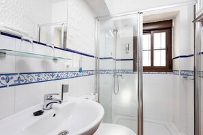 Kombination af bruser/badekar, designertoiletartikler, hårtørrer