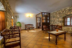 Interior entrance - TUGASA Hotel La Posada (Villaluenga del Rosario)