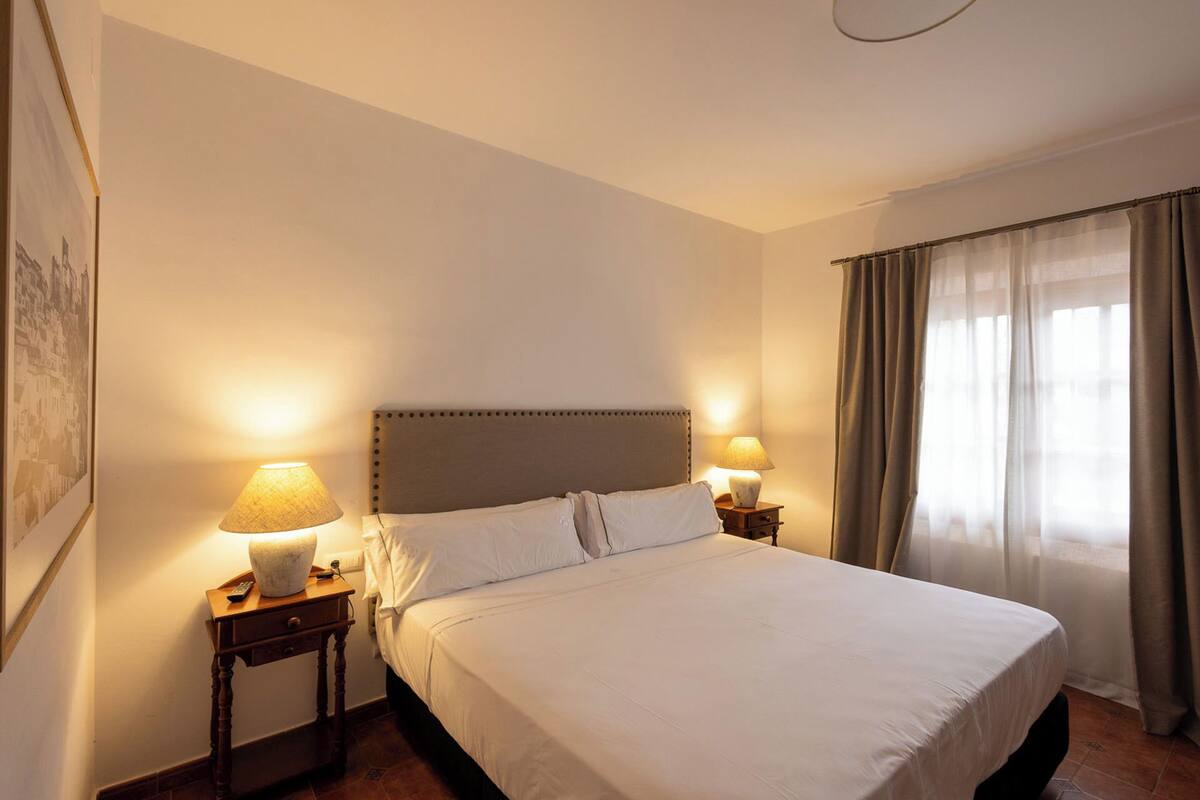 Minibar, laptop workspace, free WiFi, bed sheets