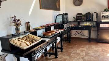 Un buffet proposant une variété de plats et un coin café.