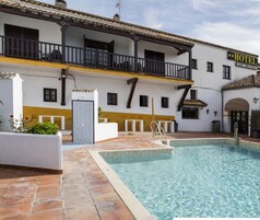 Una piscina al aire libre de temporada