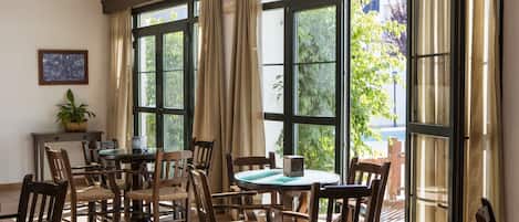 Se sirven desayunos, almuerzos y cenas; cocina local