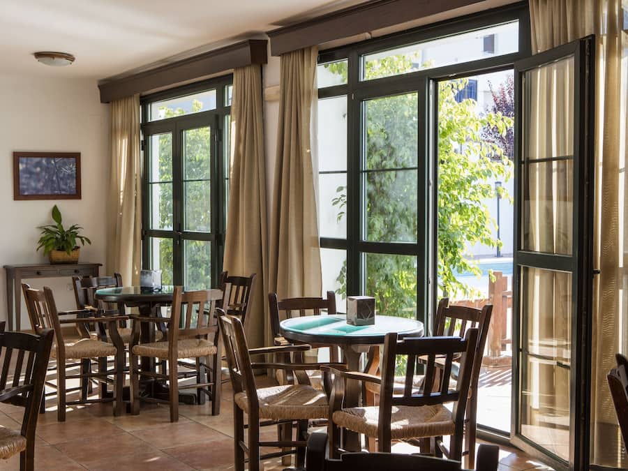 Petit déjeuner et déjeuner servis sur place, spécialités Cuisine locale