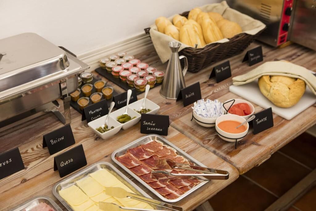 Un tavolo per buffet con diversi cibi ed etichette.