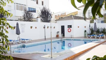 Una piscina al aire libre de temporada