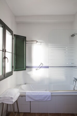 Suite junior | Baño | Ducha, artículos de higiene personal gratuitos y secador de pelo