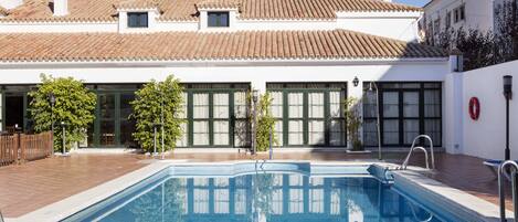 Una piscina al aire libre de temporada