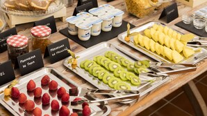 Um buffet com diversos alimentos e bebidas.