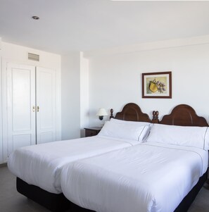 Double Room | Desk, bed sheets