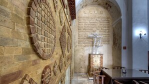 A room with a brick wall, a tiled floor, and a table with chairs. - TUGASA Convento San Francisco (Vejer de la Frontera)