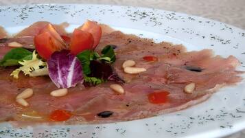 Un plato de comida con diversos ingredientes.