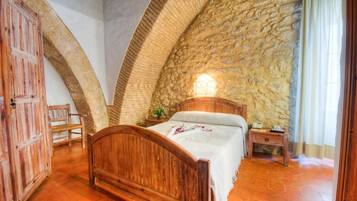 Een minibar, een bureau, beddengoed